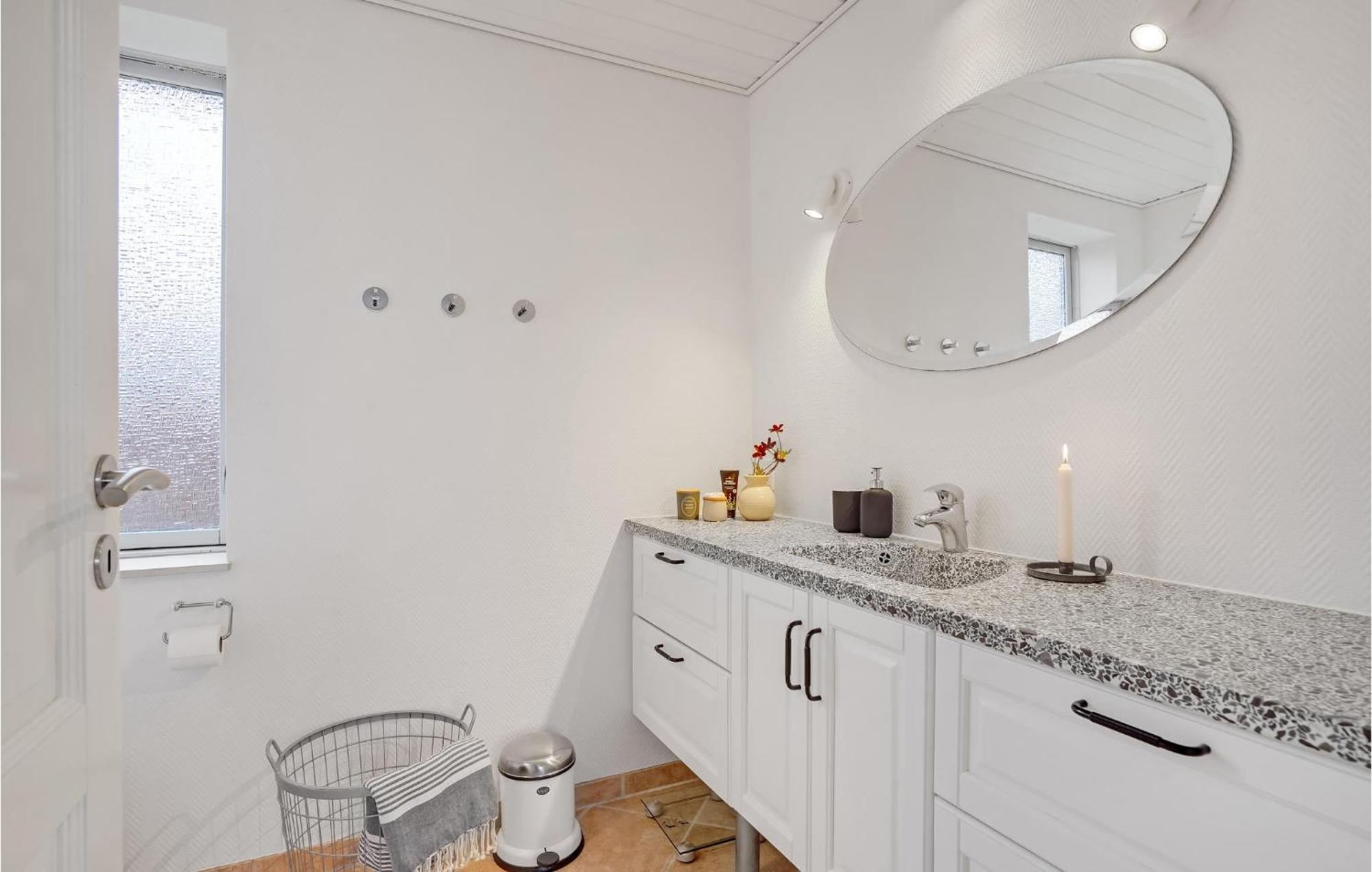 Gorgeous Home In Sunds With Kitchen Eksteriør billede
