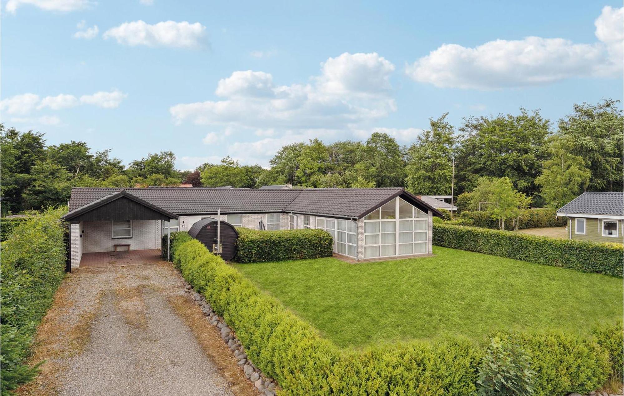 Gorgeous Home In Sunds With Kitchen Eksteriør billede