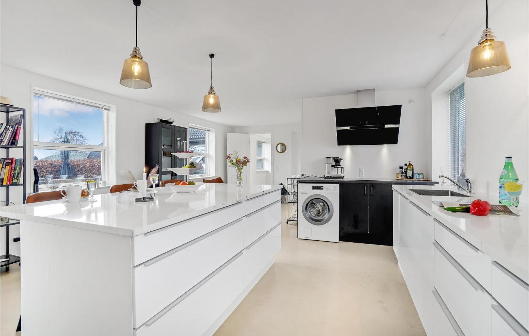 Gorgeous Home In Sunds With Kitchen Eksteriør billede